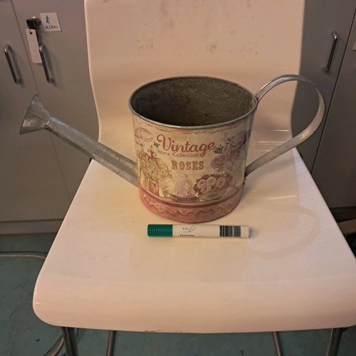 Watering can-shaped flowerpot used, aluminum