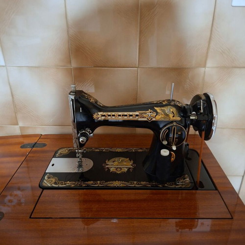 Singer sewing machine with cabinet