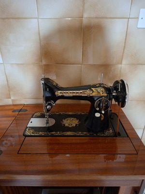 Singer sewing machine with cabinet