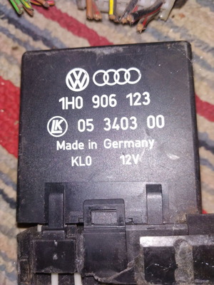 Glow plug relay for Volkswagen Golf III used, 1H0 906 123