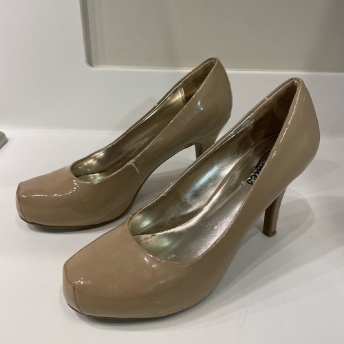 Candie’s beige patent leather pumps used, size 39