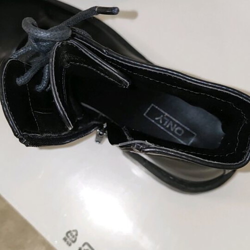 Only women's boots size 38 like new, black