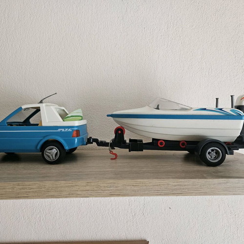 Playmobil car with boat and 2 figures like new