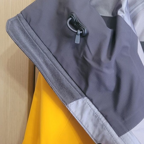 The North Face Gore-Tex Mountaineering Jacket L with Hood and Vents