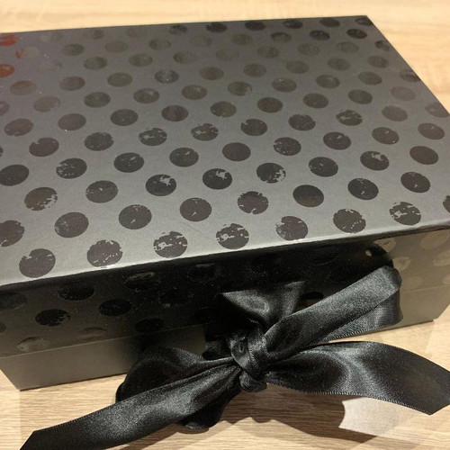 Notino gift box like new, black with ribbon and magnet