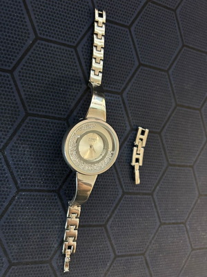 Women's watch like new with extra piece for larger size