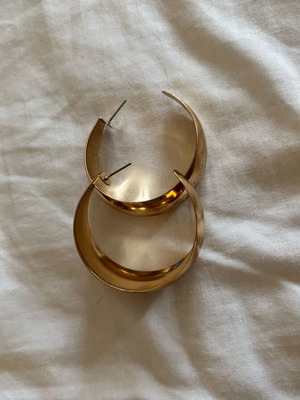 Gold thick hoop earrings like new