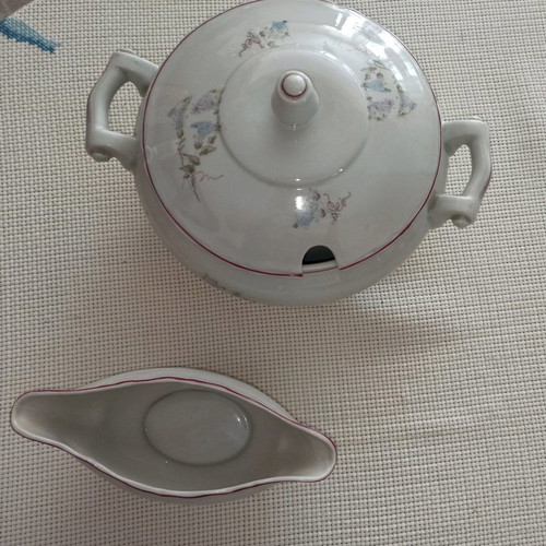 Porcelain soup tureen and sauce boat set very good condition, vintage