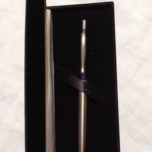 Vintage Status pen with silver and blue case like new