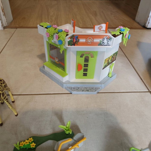Playmobil Family Fun Veterinary Clinic used