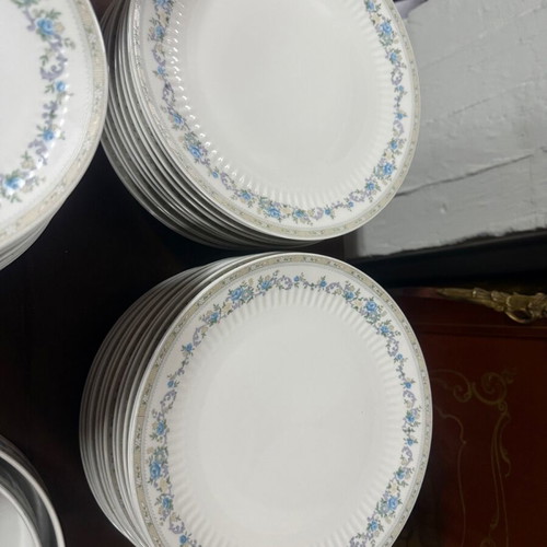 Dinnerware set 92 pieces like new