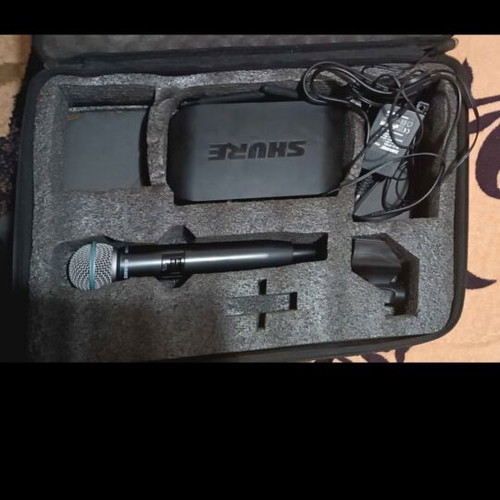 Shure Beta 58a GLXD4 wireless microphone used with case