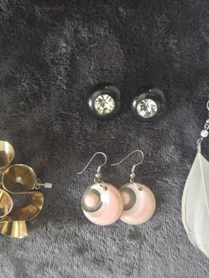 Earring set used