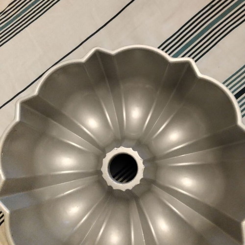 Nordic Ware Original Bundt Pan cake mold new, cast aluminum, 26cm