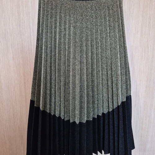 Metallic skirt in gold and black color like new size M