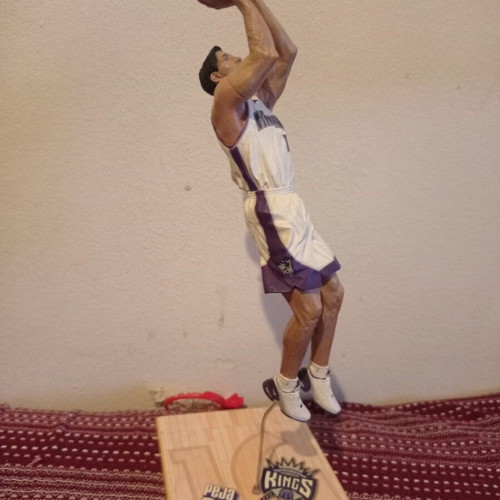 Peja Stojakovic McFarlane NBA Series 2004 figure like new with NBA backboard
