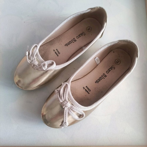 Gold-colored shoes like new, size 29, barely worn
