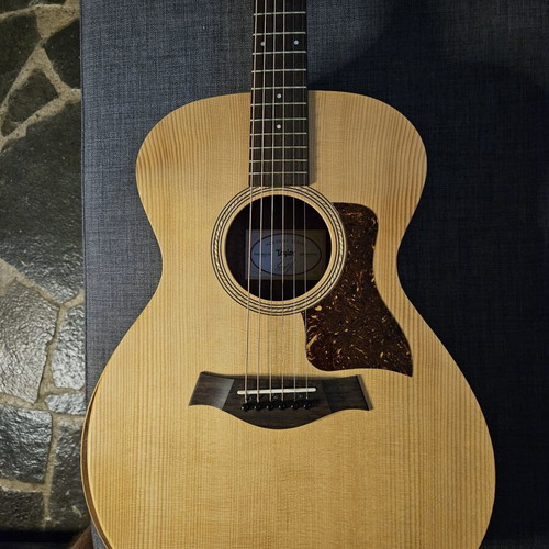 Taylor Academy E guitar with Elixir phosphor 12 strings, like new