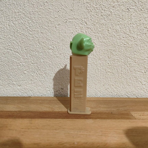 Pez Yoda used