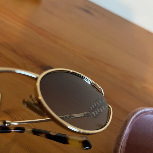 Miu Miu 52YS sunglasses like new, gold color