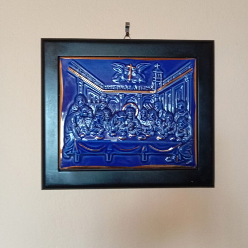 Last Supper image in blue porcelain with wooden frame used