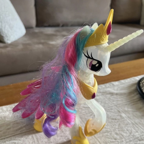 Unicorn like new with lighting and batteries
