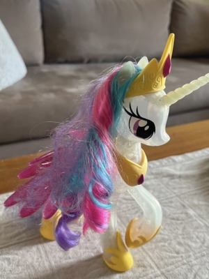 Unicorn like new with lighting and batteries