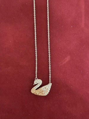 Swarovski Swan κολιέ σαν καινούργιο, ασημί και ροζ
