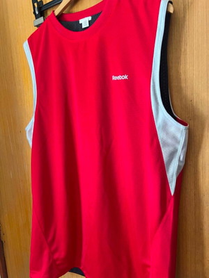 Reebok double face sleeveless basketball shirt like new, size M, black and red