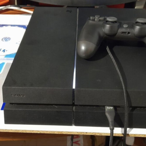 PlayStation 4 1TB like new with 20+ games and Gamebato access