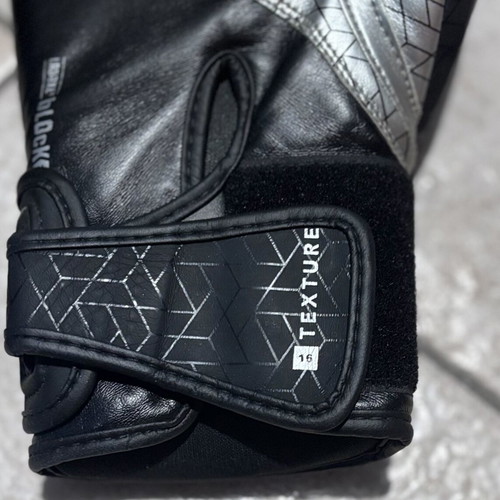 Leone 1947 16oz Texture Block boxing gloves refurbished, black
