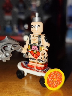 Krang φιγούρα σαν καινούργιο με λευκό skateboard, πίτσα, λεπίδα