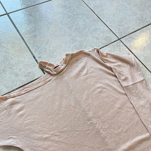 Women's blouse size M with shoulder opening excellent condition
