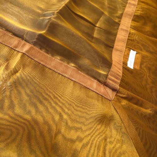 Palladium rectangular table organza like new, gold color