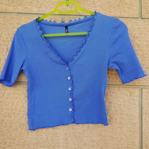 Only blue short sleeve top, size M