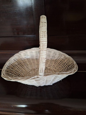 Χειροποίητο ψάθινο καλάθι λευκό με οβάλ σχήμα και ψηλό χερούλι σαν καινούργιο