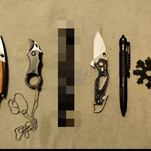 EDC set like new with 2 knives, tactical pen and multitool