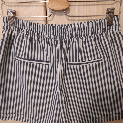 Shorts used with elastic waistband and back pockets