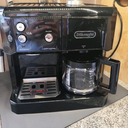 Delongi coffee maker like new with all accessories