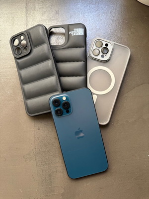 IPhone 12 Pro Max 128GB like new, scratch-free with cases and charger