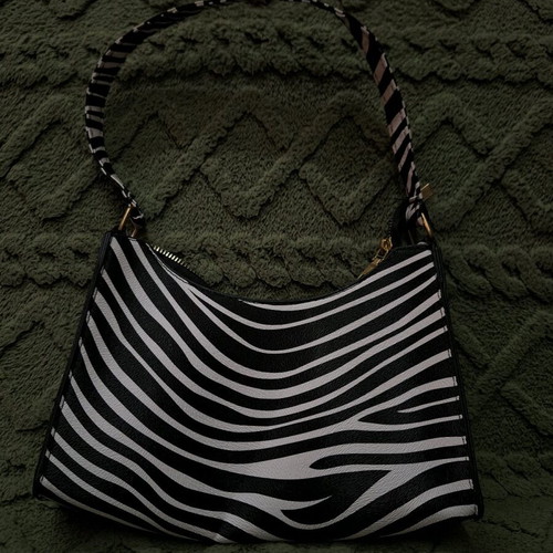 Zebra-shaped shoulder bag new, striped black and white