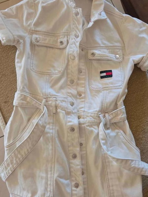 Φόρεμα τζιν Tommy Jeans off white Small που καλύπτει Medium, σαν καινούργιο
