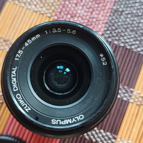 Olympus E420 DSLR camera like new with 2 lenses 17.5-45mm & 40-150mm telephoto