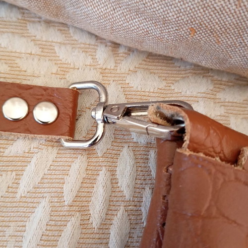 Individual leather shoulder bag like new, brown with wallet