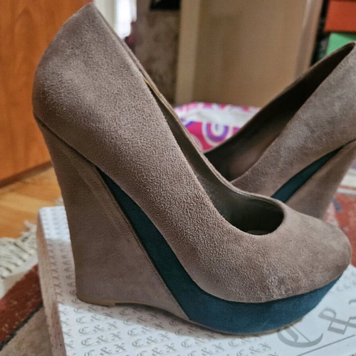 Platform pumps like new, very high closed suede beige and green
