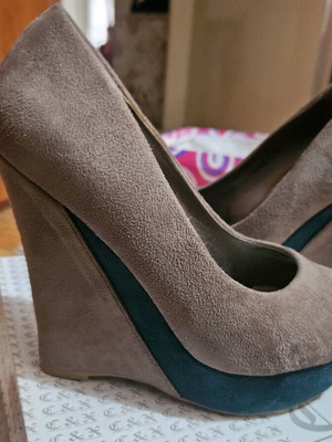 Platform pumps like new, very high closed suede beige and green