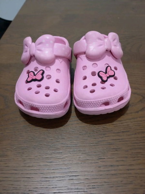 Pink clogs with bow like new, size 28