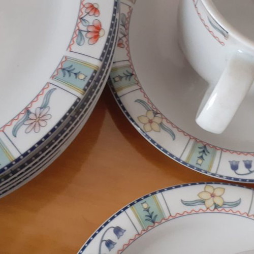 Apulum fine porcelaine tea cup set with saucers and 6 cake plates used