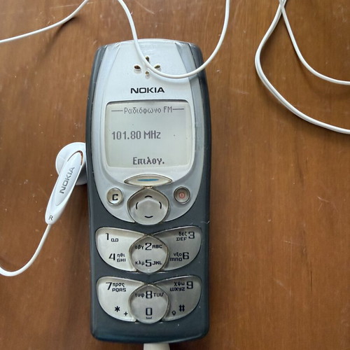 Nokia 2300 mobile phone with charger and headphones