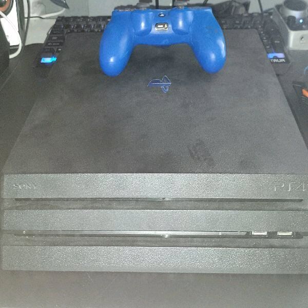 playstation 4 pro 1TB+ 2 controllers